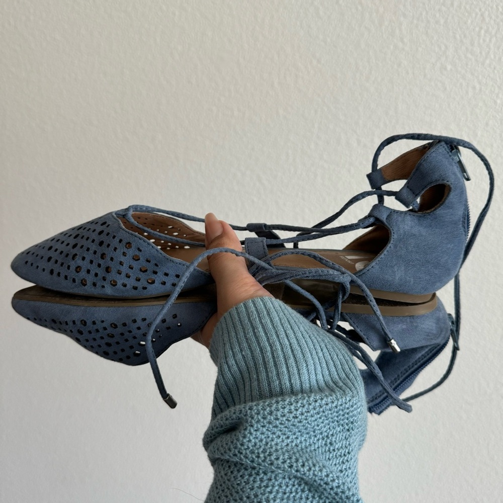 Report pointy eyelet Blue Suede Lace Up Flats